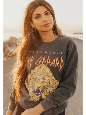 Def Leopard Rock Of Ages 1983 Rock Graphic Pullover Sweatshirt - Charcoal Gray
